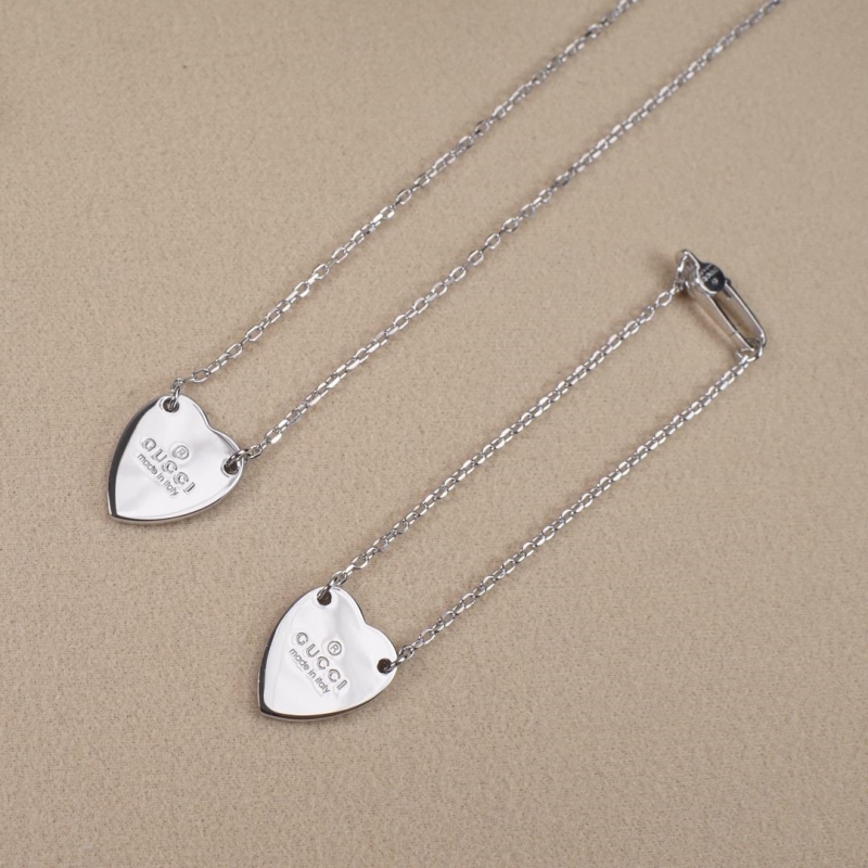 G*u*i necklaces